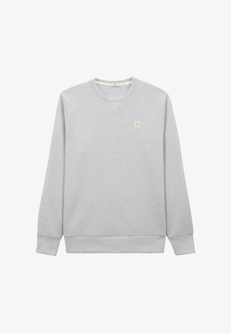 Sweatshirt gris en tissu doux, avec un col rond, des poignets côtelés et un petit patch logo sur la poitrine gauche.