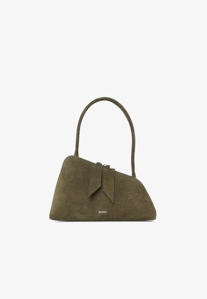 Sac à main en daim vert olive avec une forme structurée incurvée, une fermeture éclair supérieure, une longue anse et deux tirettes décoratives en daim.