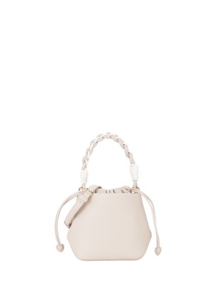 Borsa a secchiello beige con manico intrecciato, tracolla regolabile e chiusura con coulisse con estremità a forma di cuore.
