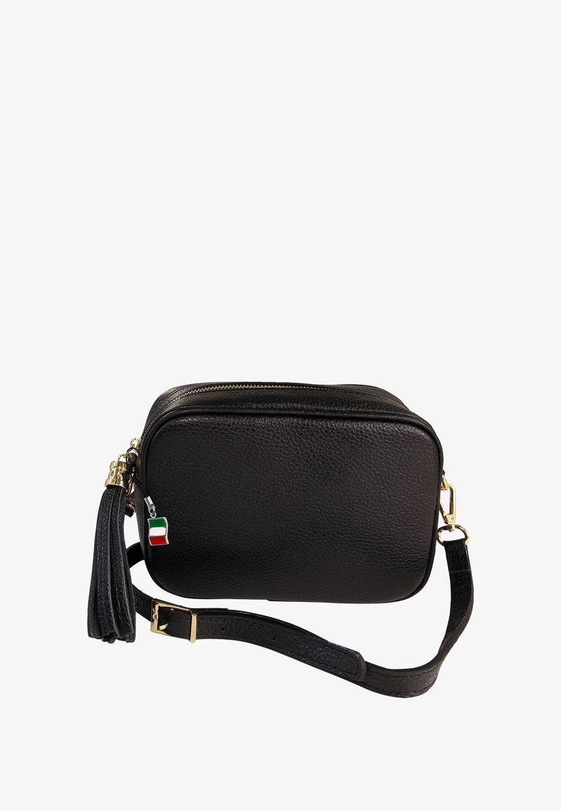 Schwarze Leder-Crossbody-Tasche mit goldenen Beschlägen, Reißverschluss und Quastendetail. Mit einem kleinen italienischen Flaggenanhänger. Rechteckige Form.