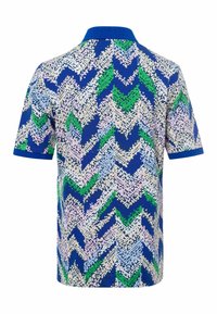 Polo à manches courtes avec col et poignets bleus, présentant un motif abstrait en zigzag bleu, vert, rose et blanc.