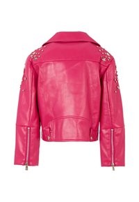 Giacca di pelle rosa con colletto, borchie decorative sulle spalle e polsini con zip. Il design presenta una silhouette corta e una texture liscia.
