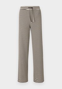 Não selecionado, chicory coffee/coconut milk