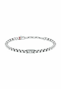 Bracciale in metallo argento caratterizzato da anelli ovali e rotondi intrecciati, con un ciondolo rettangolare che mostra un design a stella con un accento rosso.