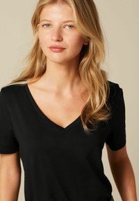 Next ESSENTIALS SHORT SLEEVE V-NECK T-SHIRT - Základné tričko - black