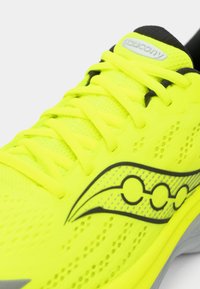 Leuchtend gelber Saucony-Laufschuh mit schwarzem Logo, detaillierter Mesh-Oberfläche und passenden gelben Schnürsenkeln auf einem weißen Hintergrund.