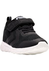 Scarpe atletiche nere con tomaia in mesh, dettagli testurizzati e una fascia con velcro. Presentano una suola in gomma bianca e una punta arrotondata.