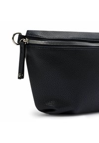 Pochette nera in pelle texture con zip argentata e piccolo bracciale attaccato a un anello metallico su uno sfondo bianco.