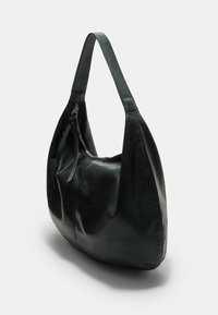 Hobo-Handtasche aus dunkelgrünem Leder, mit einem Reißverschlussfach und einem breiten Trageriemen, mit glatter Textur und runder Form.