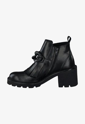 Zwarte leren enkellaars met blokhak, zijrits, franjesklep en decoratieve knoopdetail op de geribbelde zool.
