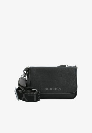 Schwarze Leder-Crossbody-Tasche mit Struktur, silbernen Hardware-Elementen und verstellbarem Tragegurt, der ein Logo und ein gemustertes Detail aufweist.