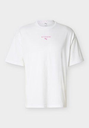 Fehér rövid ujjú póló rózsaszín "HYROX" felirattal és Puma logóval a mellkas közepén, kerek nyakkivágással, laza szabású.