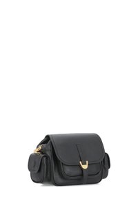 Sort læder crossbody taske med klaplukning, der har gyldent hardware, en forlommeslomme og tekstureret overflade. Kompakt rektangulær form.