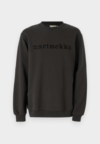 Čierna mikina z hladkého materiálu s vyrazeným nápisom "marimekko" na prednej strane. Okrúhly výstrih a dlhé rukávy s rebrovanými manžetami.