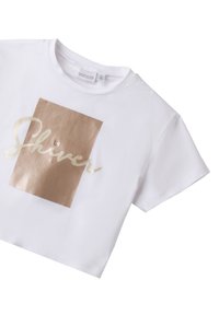 Camiseta blanca de manga corta con un diseño cuadrado dorado que incluye la palabra "Shiver" en un tono amarillo claro y un pequeño adorno joya desmontable.