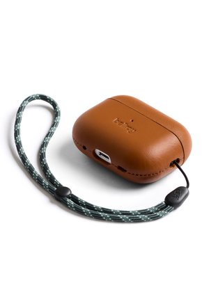 Étui à AirPods en cuir marron avec une lanière tressée verte et noire sur fond blanc.