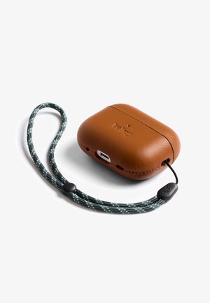 Étui à AirPods en cuir marron avec une lanière tressée verte et noire sur fond blanc.