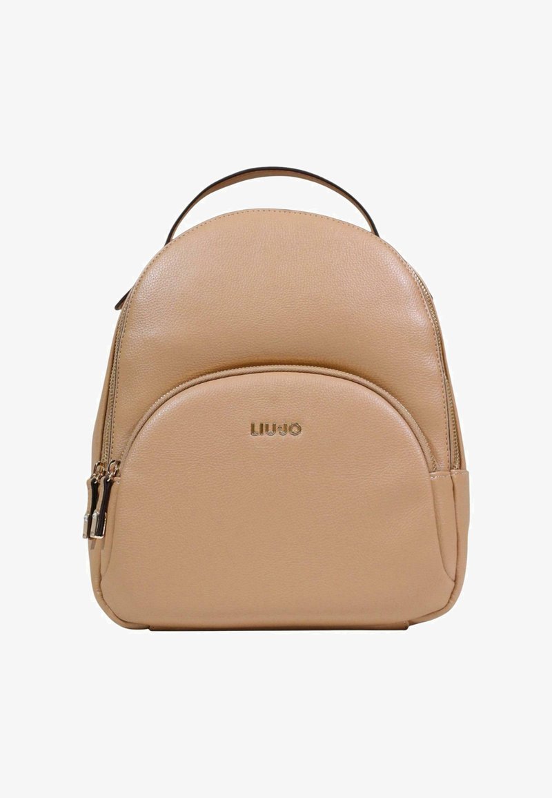 Mochila de cuero beige con forma redondeada, bolsillo frontal con cremallera, cremalleras dobles y un logo metálico. Tirantes para los hombros y asa superior para llevar.