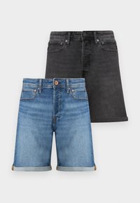 Δύο ζευγάρια τζιν σορτς, ένα ανοιχτό μπλε με γυρισμένα τελειώματα και ένα μαύρο, και τα δύο με μπροστινές τσέπες και θηλιές για ζώνη.