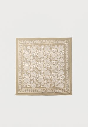 Bandana beige con patrones de cachemira blancos y el texto "MADS NØRGAARD" repetido a lo largo del diseño.