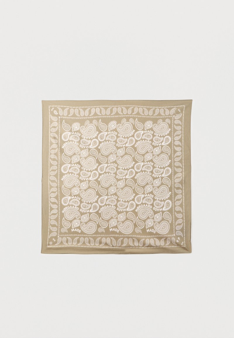 Μπεζ μπαντάνα με λευκά μοτίβα πεϊσλεϊ και το κείμενο «MADS NØRGAARD» επαναλαμβανόμενο σε όλο το σχέδιο.