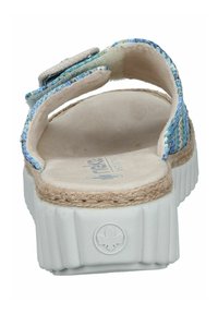Sandale à brides avec un dessus tissé bleu, semelle intérieure beige rembourrée et semelle de plateforme blanche texturée aux bords arrondis.