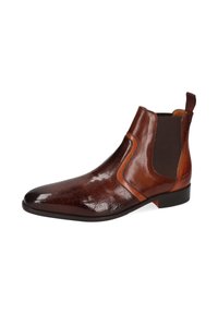Botín Chelsea de cuero marrón con textura brillante de cocodrilo en el frente, panel lateral elástico, lengüeta y tacón negro bajo.