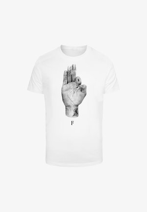 Weißes T-Shirt mit kurzen Ärmeln, das eine detaillierte Schwarz-Weiß-Grafik einer Hand zeigt, die eine Geste macht, verziert mit verschiedenen Tätowierungen. Darunter der Buchstabe "F".