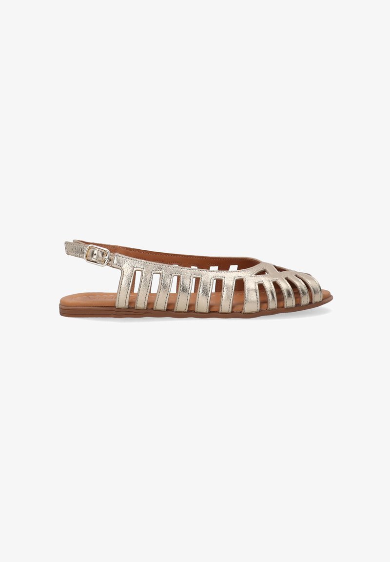 Kovové stříbrné ploché sandály s otevřeným designem, mají nastříhané pásky a nastavitelnou přezku na kotníku. Hnědá stélka.