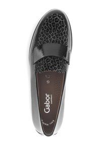 Zwarte gepatenteerde instappers met een lederen leopardprintsectie. Beschikt over een klittenbandsluiting en een gevoerde inlegzool voor comfort. Gabor-merktekens zichtbaar.