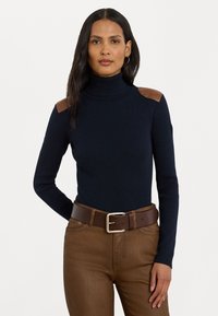 Pull en maille côtelée bleu marine avec des accents d'épaule en cuir marron ; associé à une ceinture et un pantalon marron. Texture lisse, design ajusté.
