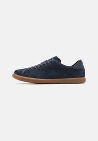 Sneaker in suede blu navy con punta rotonda, suola in gomma flessibile, design con lacci e dettagli in pelle sul tallone e sui lati.