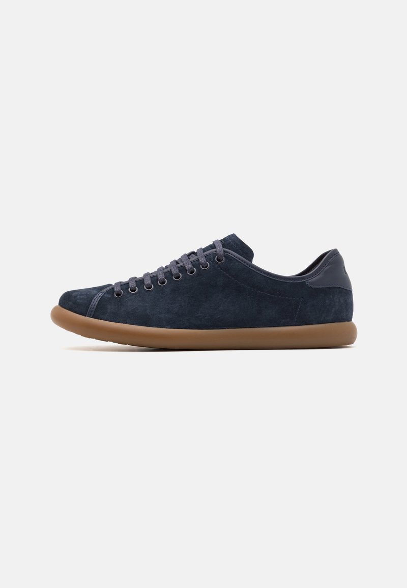Sneaker in suede blu navy con punta rotonda, suola in gomma flessibile, design con lacci e dettagli in pelle sul tallone e sui lati.