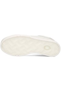 Bílá gumová podrážka tenisky s texturovaným vzorem, s hladkým okrajem a zaoblenou špičkou. Jemné detaily zahrnují malé kruhové drážky.