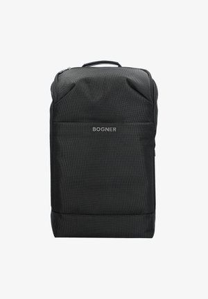 Schwarzer Rucksack aus strukturiertem Material, mit einer Fronttasche und einem Logo. Entworfen mit einem Oberhandgriff und gepolsterten Schultergurten für zusätzlichen Komfort.