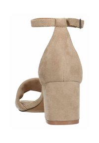Beige suède sandaalhakken met een dikke blokhak, enkelbandje en open teen ontwerp. Gladde textuur met minimale details.