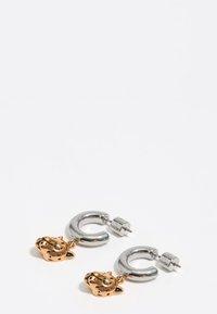 Orecchini ad anello in tono argento con pendente a testa di leopardo dorato, caratterizzati da una texture dettagliata e piccole chiusure a perno.