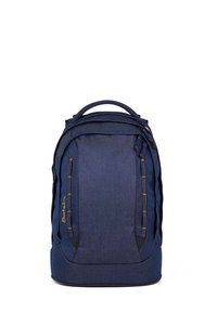 Sac à dos bleu marine en tissu texturé, avec plusieurs compartiments zippés, des bretelles rembourrées et une poignée robuste sur le dessus.