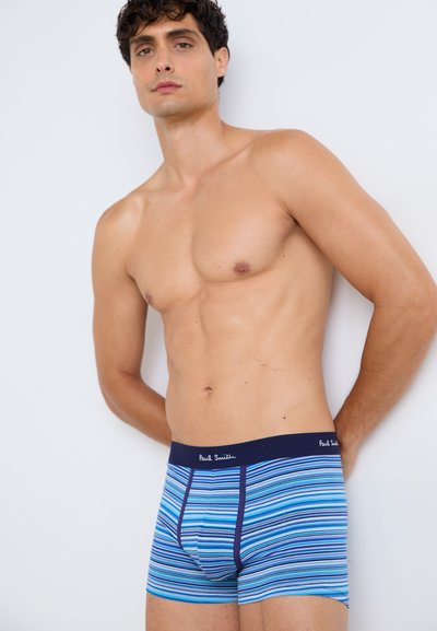 Boxer-briefs pour hommes à rayures bleues dans différentes nuances de bleu, avec une taille navy arborant le logo "Paul Smith". Tissu extensible, design ajusté.