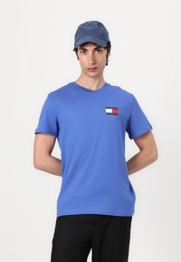 Tommy Jeans SLIM ESSENTIAL FLAG TEE - Camiseta estampada - tempo blue