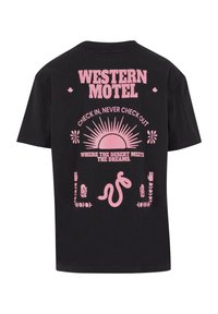 Must jäme puuvillane T-särk, millel on roosa graafiline tekst ja päikese, mao ning lillemotiividega illustratsioonid seljal. Lühikesed varrukad, tavaline lõige.