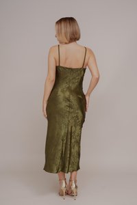 Olivengrønn satengdress med spaghetti stropper, blomstermønster og en figursydd design. Glidelås bak og en utflared kant.