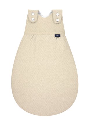 Schlafsack aus Baumwolle in hellbeige, mit genähter Textur, runder Form, zwei großen Knöpfen an den Schultern und einem kleinen Logo-Akzent.
