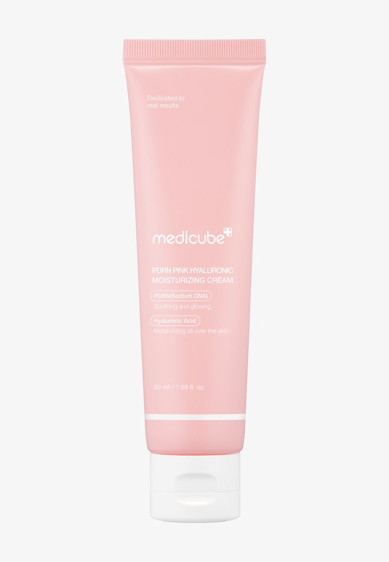 Krem nawilżający PDRN Pink Hyaluronic w miękkiej różowej tubie z białą zakrętką. Zawiera białe napisy wskazujące składniki i objętość (50 ml).