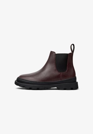 Burgundy läder Chelsea-boots med elastiska sidopaneler, en dragflik och svarta robusta sulor för ökad grepp och hållbarhet.