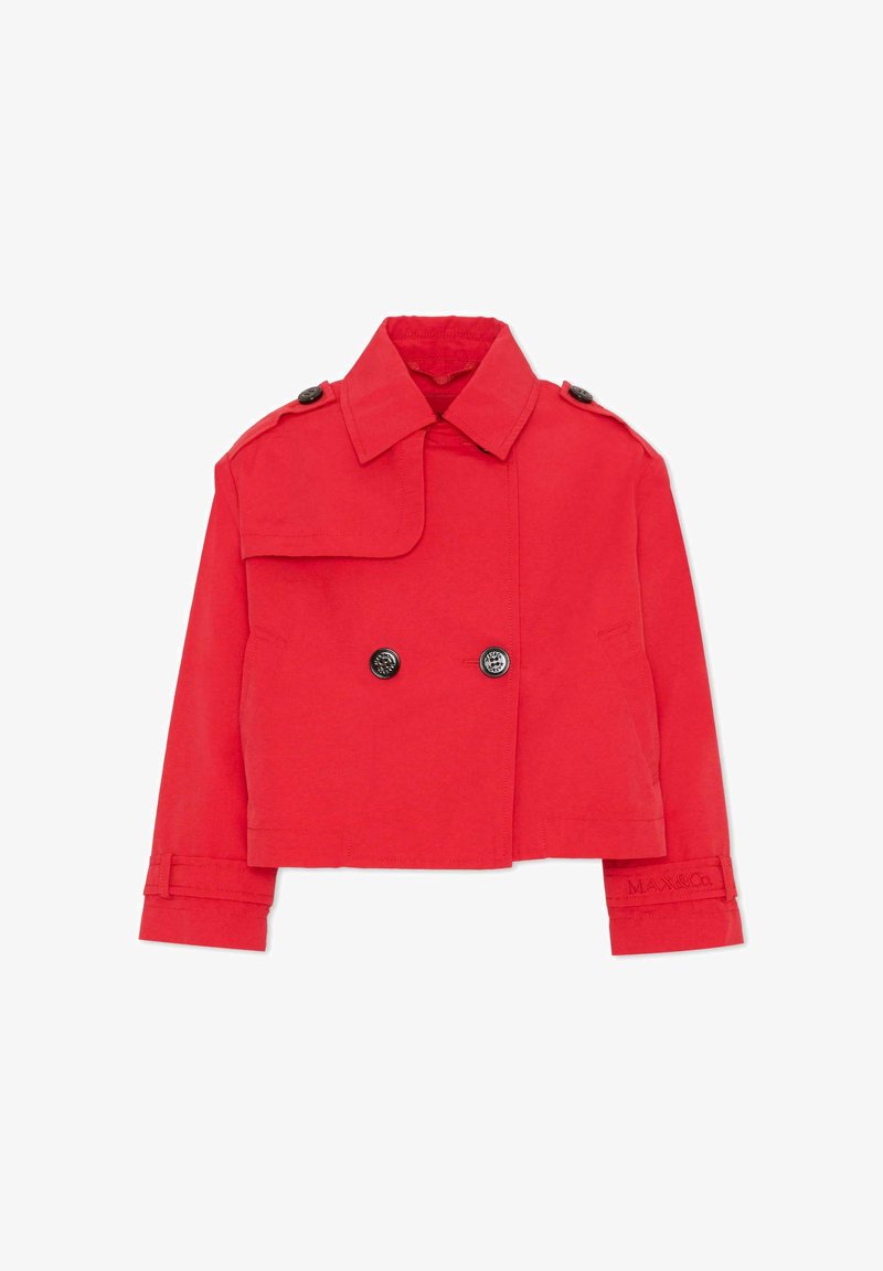 Cappotto rosso corto doppiopetto con ampio colletto, bottoni neri, spalline sulle spalle e polsini regolabili.