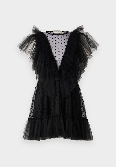 Melnā kleita ar slāņainām tilla ruffles, punktiņu rakstu, dziļu V veida izgriezumu un izplestu svārku ar ruffles apakšmalu. Viegls, caurspīdīgs audums.