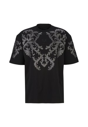 Schwarzes T-Shirt mit kurzen Ärmeln, symmetrischen großen grauen floralen Barockmustern auf Brust und Ärmeln sowie kleinem zentralem Logo-Text.