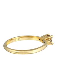 Guldforgyldt ring med en glat ring og en klørindstilling. Har en central ædelsten, indgraveret med "925" på den indre ring, hvilket angiver renhed.