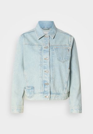 Veste en denim bleu clair avec un devant à boutons, deux poches latérales et une poche poitrine. Le tissu présente une texture délavée.